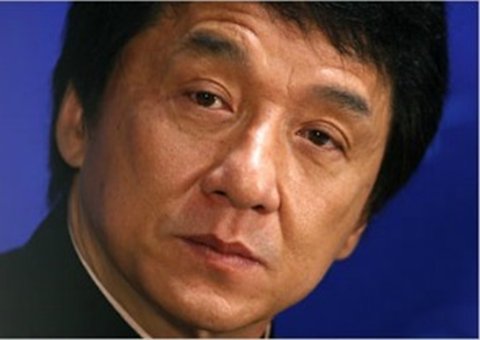 Jackie Chan diz que está envergonhado com prisão do filho