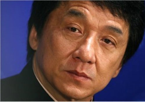 Jackie Chan diz que está envergonhado com prisão do filho