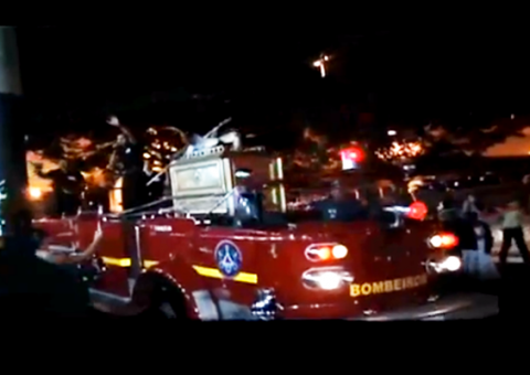 Em Minas Gerais, carro do Corpo de Bombeiros vira palco de programa evangélico. Veja vídeo
