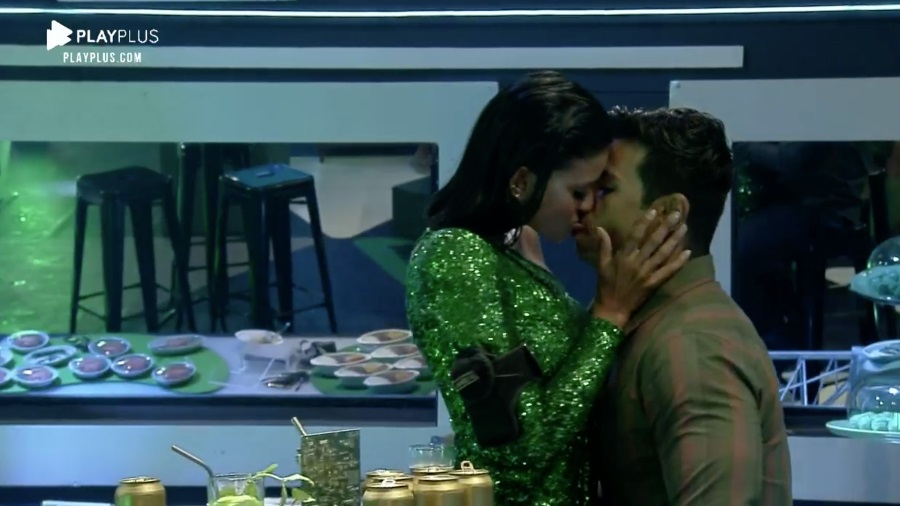 Jake e Mariano movimentam edredom após pegação: 'você me deixa louca'