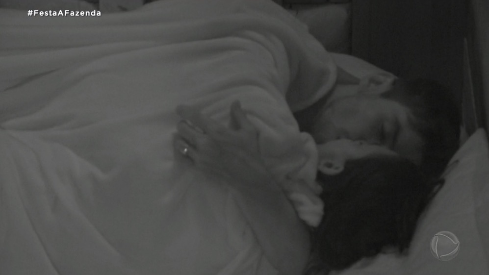 Jakelyne e Mariano esquentam o clima e se beijam debaixo do edredom 