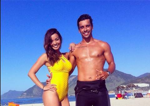 Carol Nakamura posa com bonitão na praia