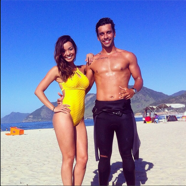 Carol Nakamura posa com bonitão na praia