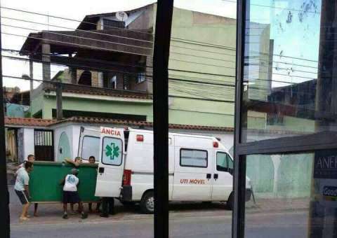Ambulância é usada para fazer mudança em Manaus