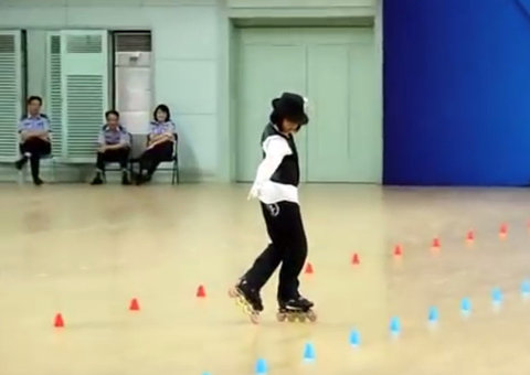 Chinesa dança com patins ao som de Michael Jackson 