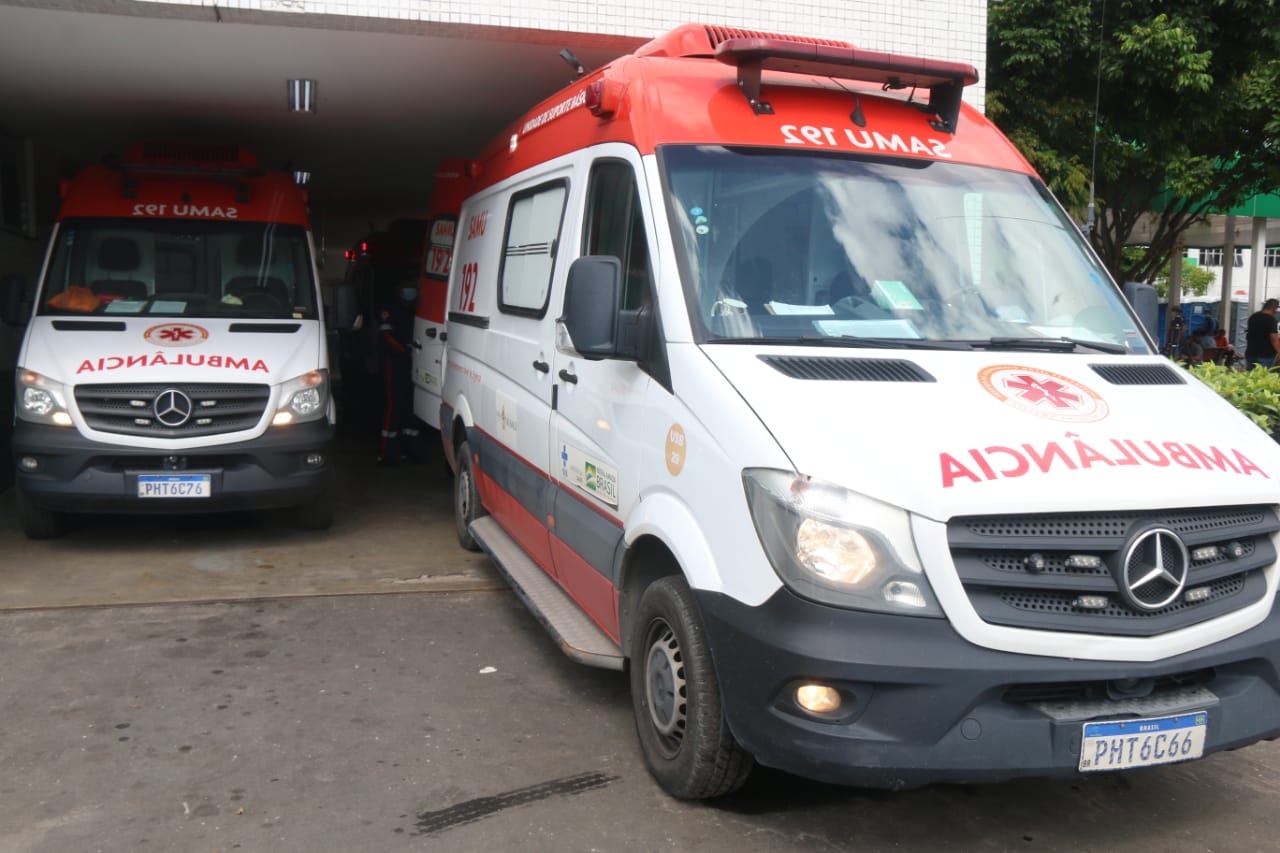 Ambulâncias lotam entrada do Hospital 28 de Agosto neste sábado 
