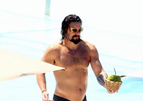 Depois de ir à praia, Jason Momoa curte piscina em hotel de luxo no Rio