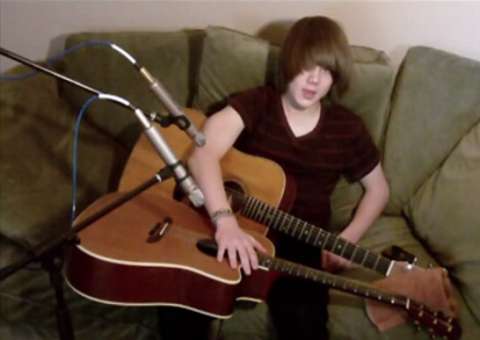 Conheça Jason C. Kertson e sua maneira inusitada de tocar violão