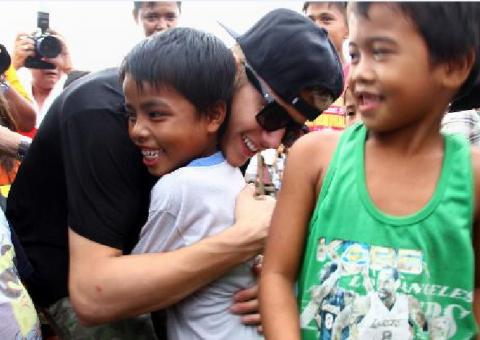Justin Bieber canta 'Noite Feliz' para crianças sobreviventes do tufão Haiyan