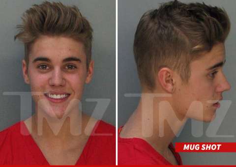 Justin Bieber posa sorridente para foto policial