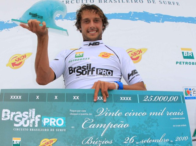 jean-da-silva-campeao-do-brasil-surf-pro-2010-etapa-buzios-foto-fabio-minduim-100926204203.jpg