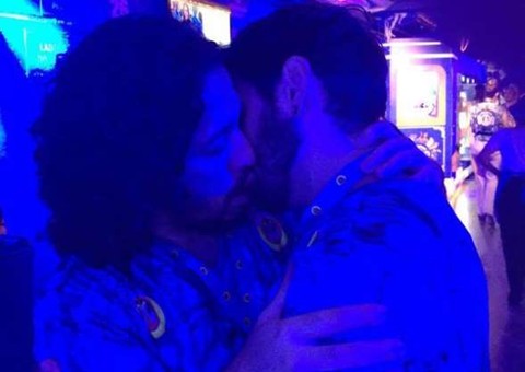 Deputado beija homem em defesa de filho da apresentadora Marilia Gabriela