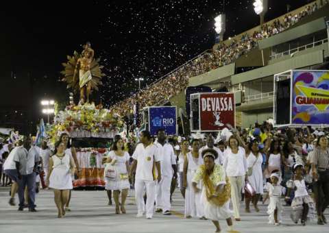 Arlindo Cruz e Dudu Nobre se apresentam na cerimônia de lavagem da Sapucaí