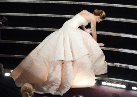 (Vídeo) Jennifer Lawrence cai ao aceitar prêmio de Melhor Atriz no Oscar