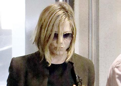  Jennifer Aniston tem que cortar cabelo após 'escova brasileira' dar errado