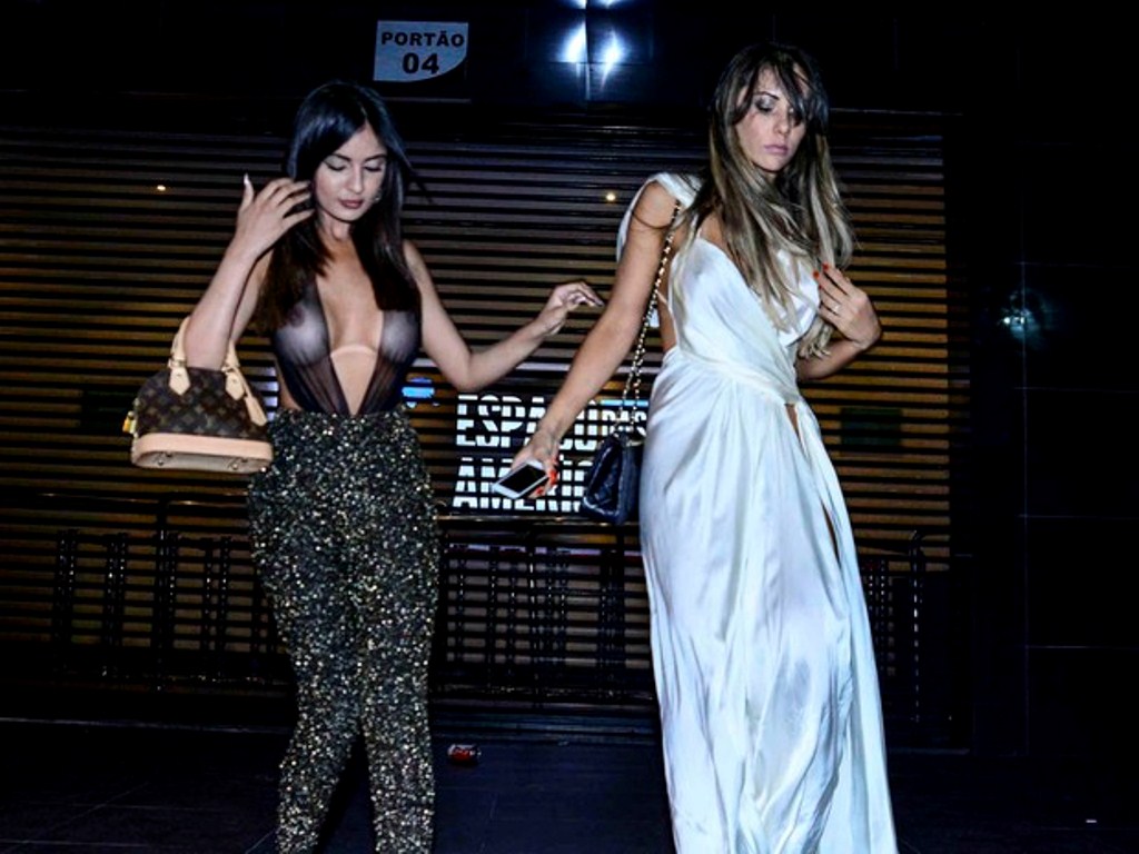 Ex-estilista de Andressa Urach sai com os seios à mostra; reveja