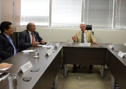 Ministro diz que voos para interior do AM serão regularizados