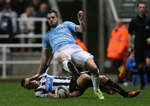 City e Tottenham sofrem, mas avançam às quartas da Copa da Liga