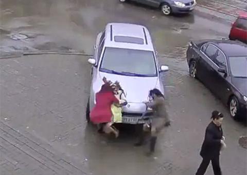 Mulher confunde freio com acelerador e atropela outras 3, matando uma delas