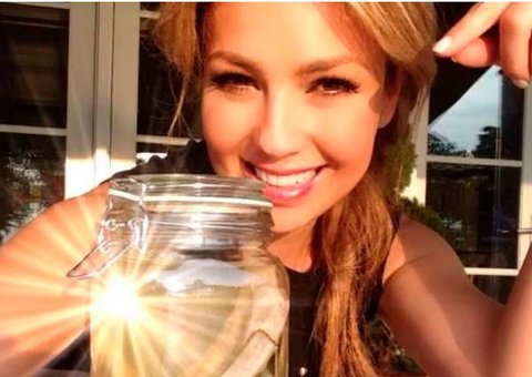 Thalía causa polêmica ao publicar fotos de suas costelas