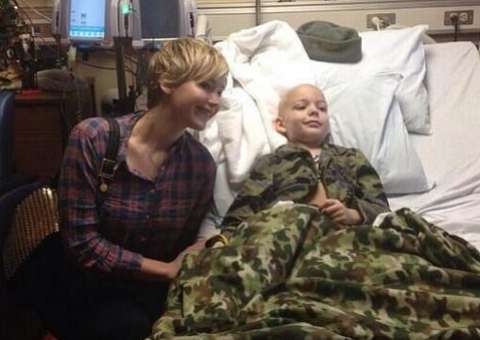  Jennifer Lawrence faz alegria de crianças em hospital dos EUA