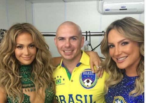 Pitbull usa roupa de gosto duvidoso e vira chacota na web