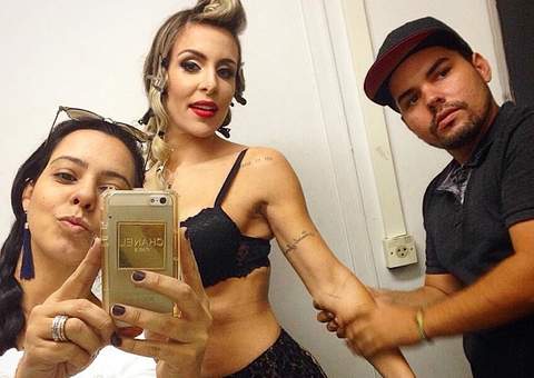 De lingerie, Joana Machado mostra bastidores de ensaio