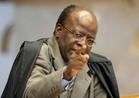 Joaquim Barbosa determina prisão de João Paulo Cunha  