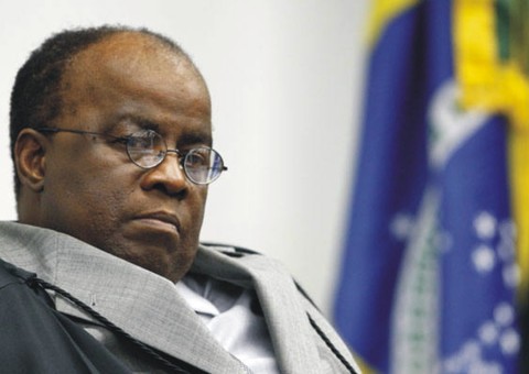 Na internet, Joaquim Barbosa cobra demissão do ministro da Justiça