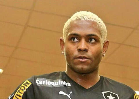 Jogador do botafogo aparece com mulher nua após jogo