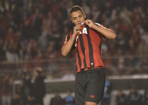 Atlético-PR consegue efeito suspensivo e jogará em casa