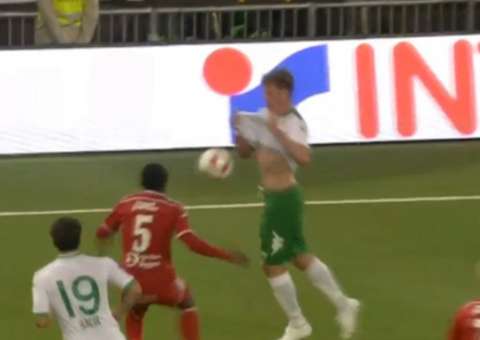 Jogador inventa lance bizarro no campo durante partida 