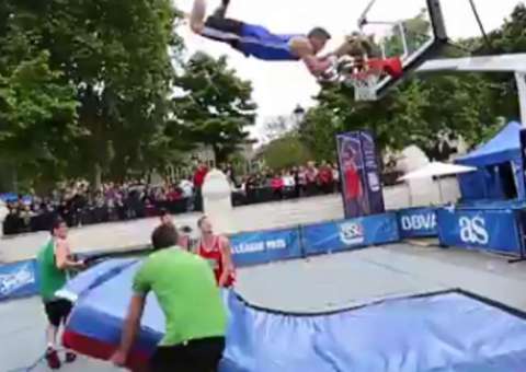 Incrível: enterrada com mortal para trás