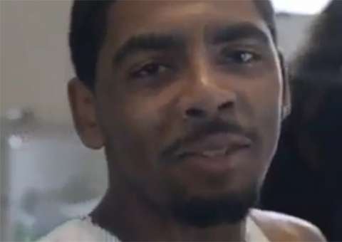 Jogador de basquete disfarçado de velhinho surpreende jovens