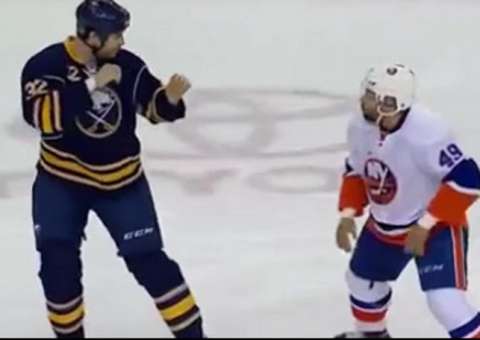 Uma briga em partida de hóquei, mostra que ser grande não é vantagem