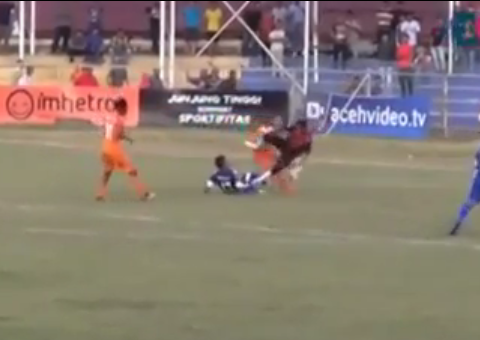 Jogador morre após entrada violenta de goleiro. Veja