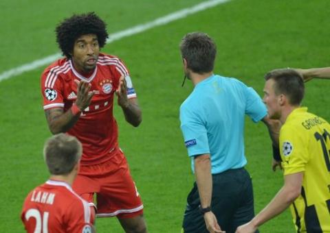 Bayern libera Dante e Luiz Gustavo, mas protesta