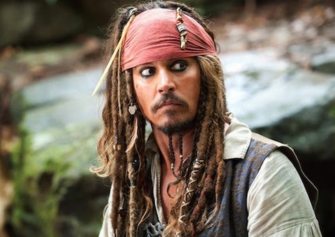 Armado, homem mascarado de pirata invade gravações de 'Os Piratas das Caribe' 