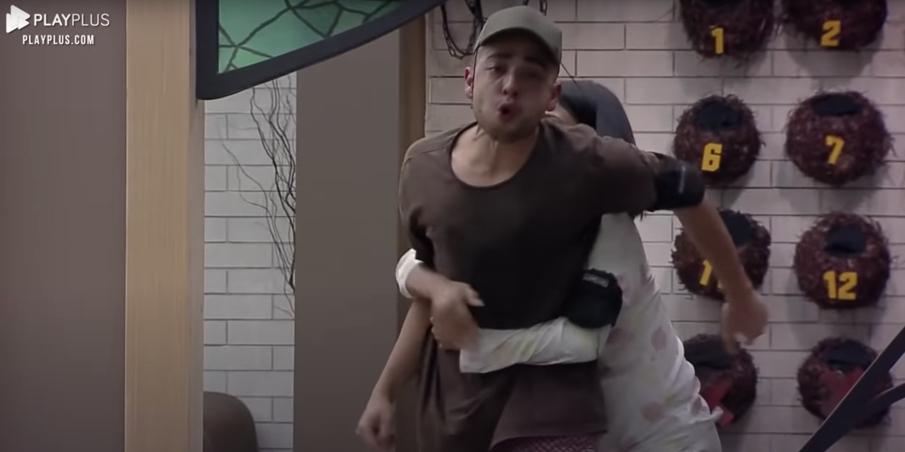 Irado, Lucas atira vaso no chão: 'pra não dar uma bicuda nela'