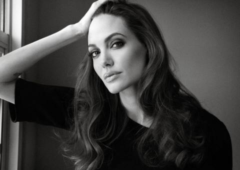 Tia de Angelina Jolie morre vítima de câncer após atriz realizar dupla mastectomia