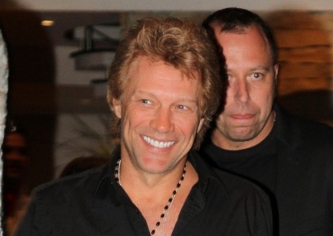 Esposa de Jon Bon Jovi corta o pulso e é levada ao hospital