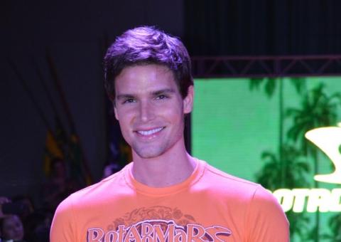 Jonatas Faro aposta na carreira de cantor e grava primeiro single