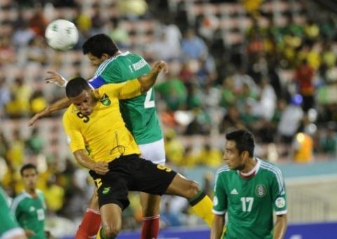 México vence a Jamaica e lidera hexagonal da Concacaf