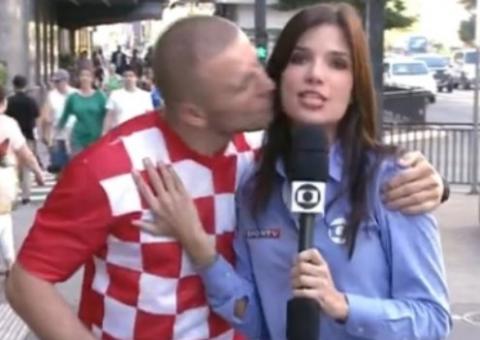 Torcedor croata tasca beijo em repórter da Globo ao vivo