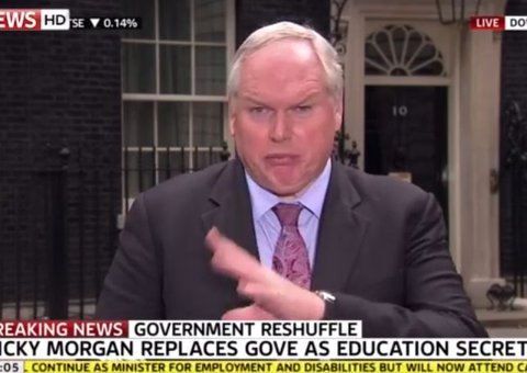 Repórter engole mosca em transmissão ao vivo. Veja