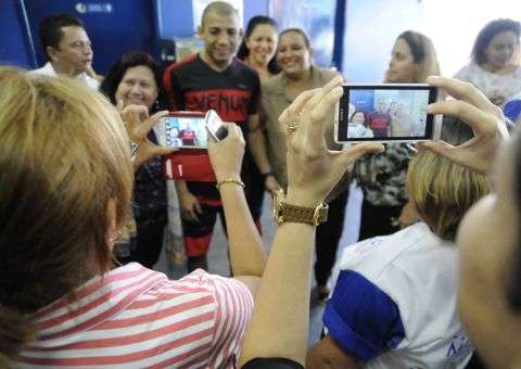 José Aldo visita escola de educação especial em Manaus
