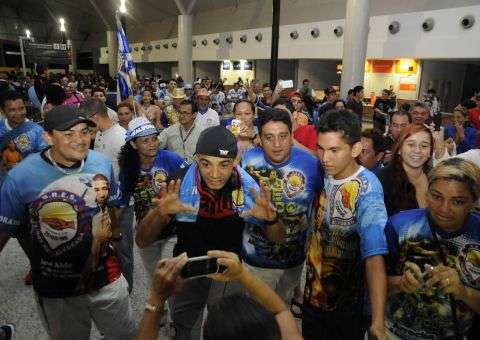 GRES Unidos do Alvorada faz recepção calorosa para José Aldo