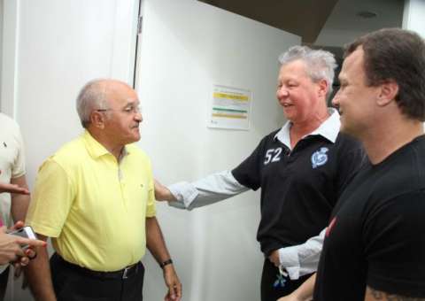 Prefeito Artur Neto recebe visita de José Melo e tem alta de hospital