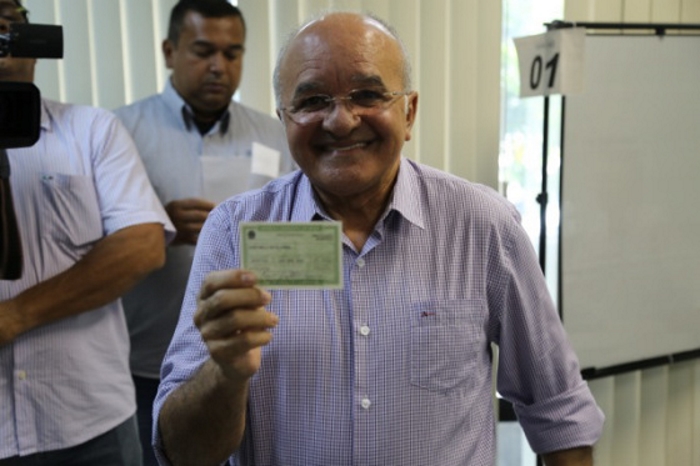 José Melo vai ao TRE e faz o recadastramento biométrico