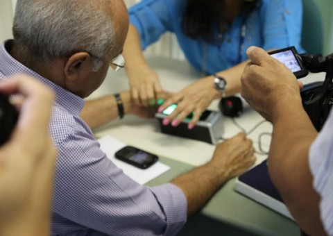 José Melo vai ao TRE e faz o recadastramento biométrico